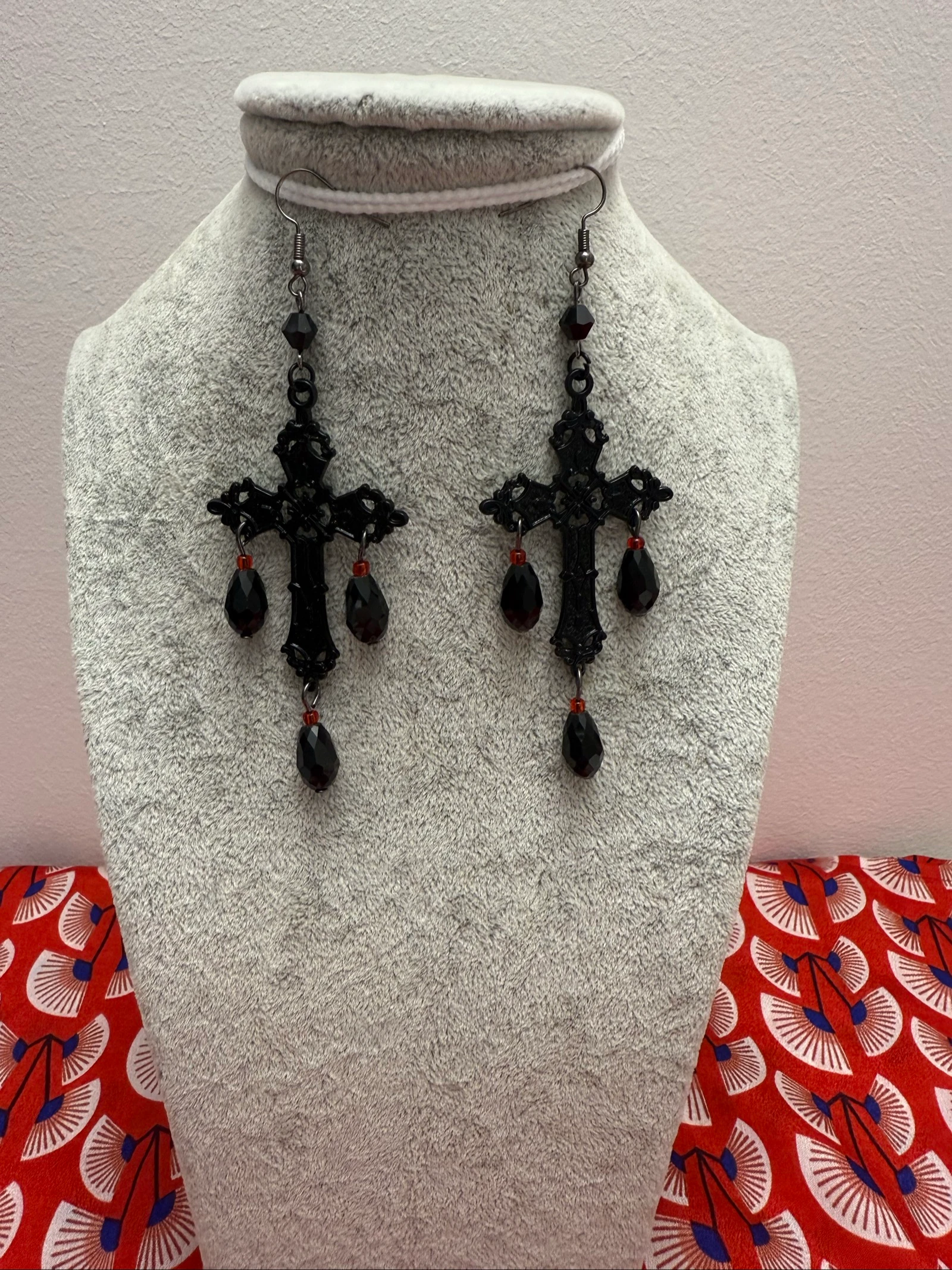 Boucle d’oreille noir croix